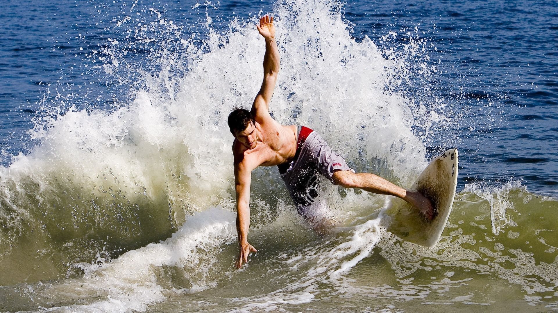 《马尼拉公报》记者雷伊报道杭州亚运会开幕式，称其为“视觉杰作”，并赞扬亚运村的设施和志愿者服务。